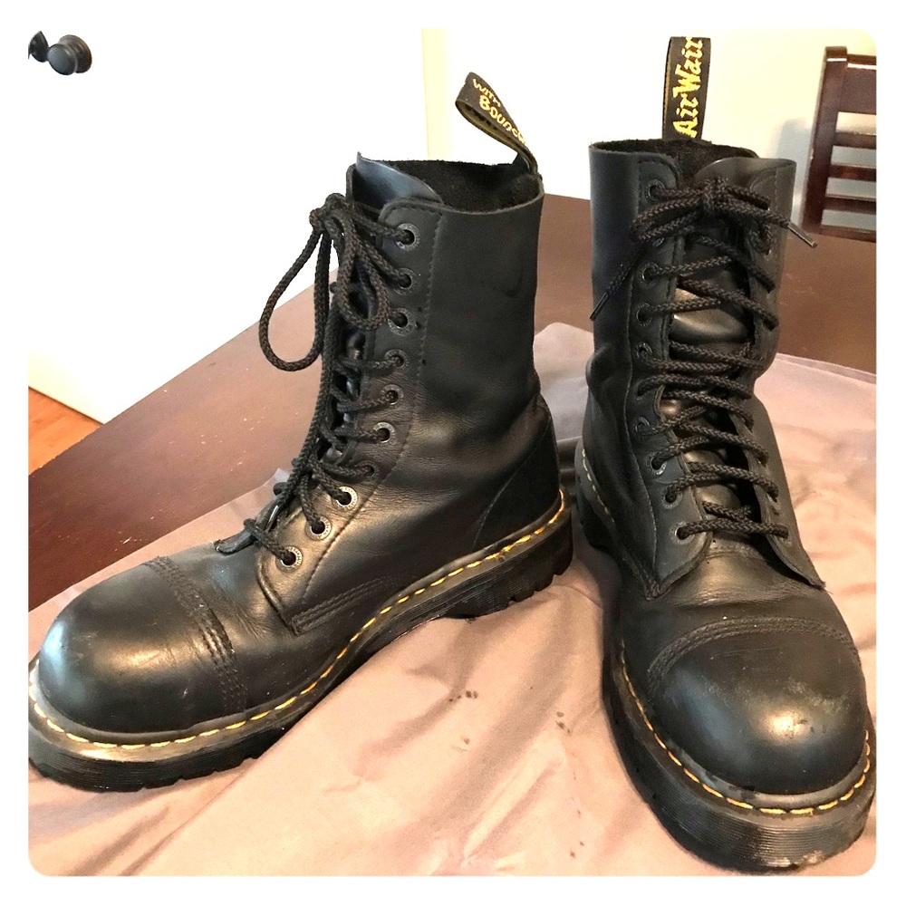 Men’s 10 eyelet Doc Martens boot